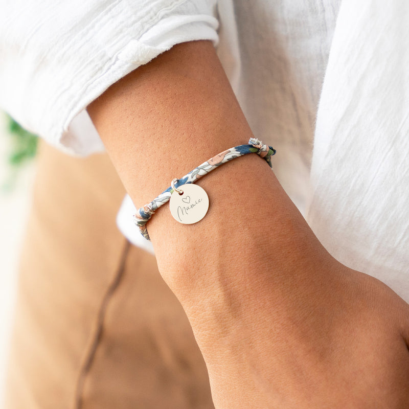 Bracelet en argent avec une médaille de 15mm, monté sur un lien Liberty lilas.