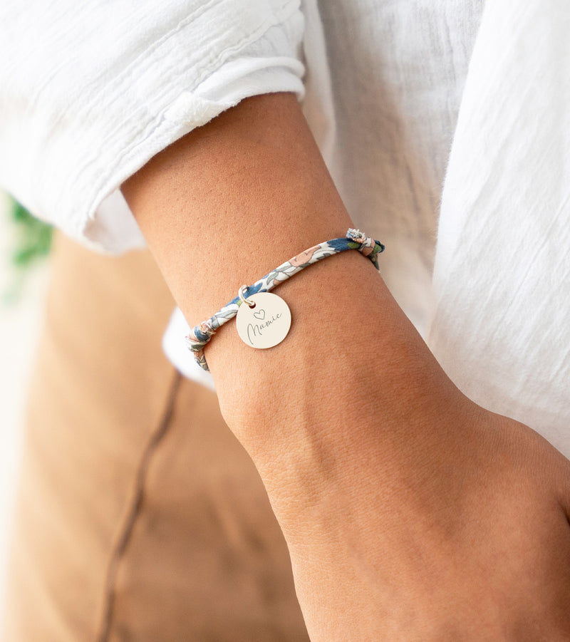 Bracelet en argent avec une médaille de 15mm, monté sur un lien Liberty lilas.