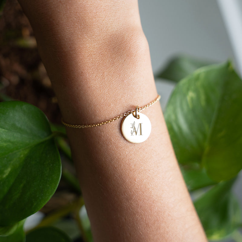 Médaille personnalisée de 15mm sur un bracelet en plaqué or, pour une allure sophistiquée.