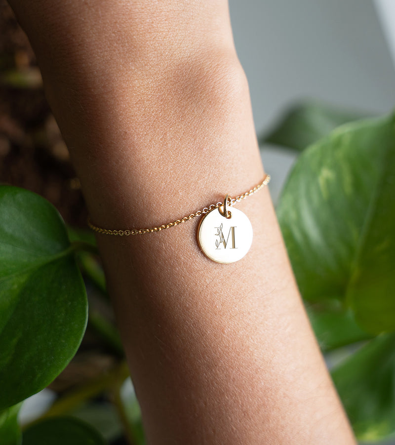 Médaille personnalisée de 15mm sur un bracelet en plaqué or, pour une allure sophistiquée.