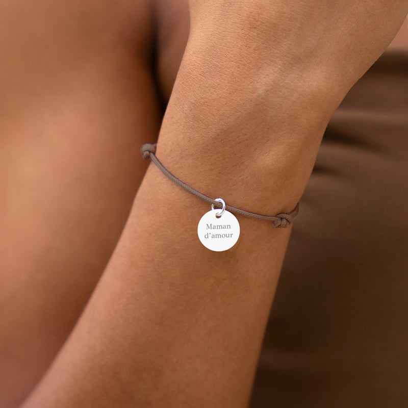 Bracelet personnalisé en argent avec une médaille de 15mm et un cordon marron clair, pour un style unique.