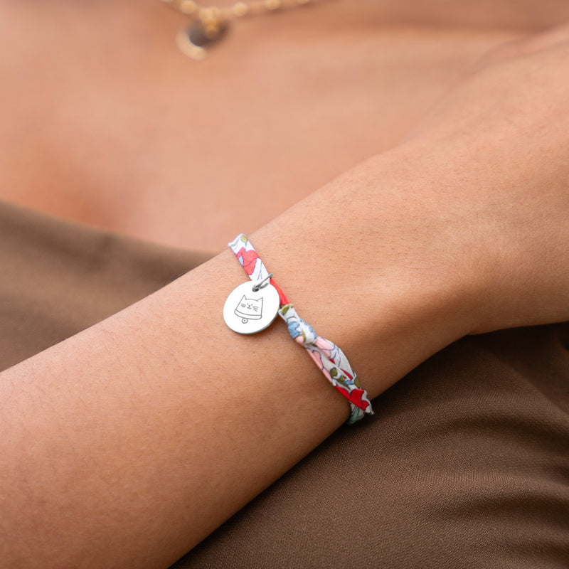 Bracelet argenté avec une médaille de 15mm, agrémenté d'un délicat lien en Liberty Hortensia.