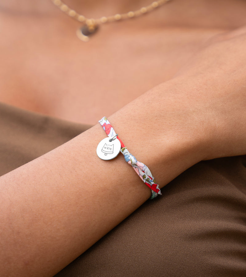Bracelet argenté avec une médaille de 15mm, agrémenté d'un délicat lien en Liberty Hortensia.