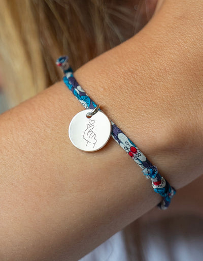 Bracelet en argent avec une médaille de 15mm, agrémenté d'un lien Liberty iris.