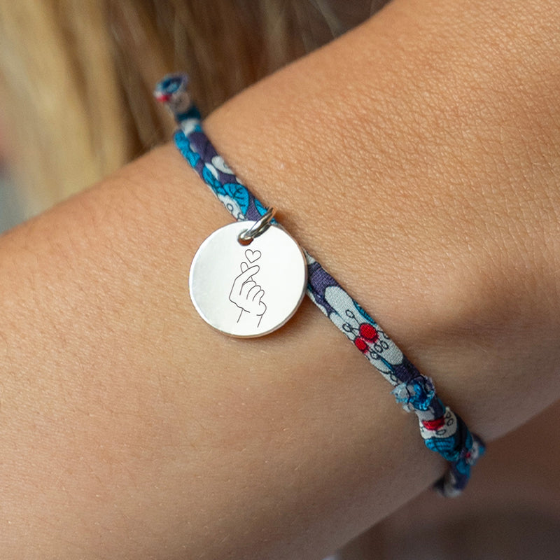 Bracelet en argent avec une médaille de 15mm, agrémenté d'un lien Liberty iris.