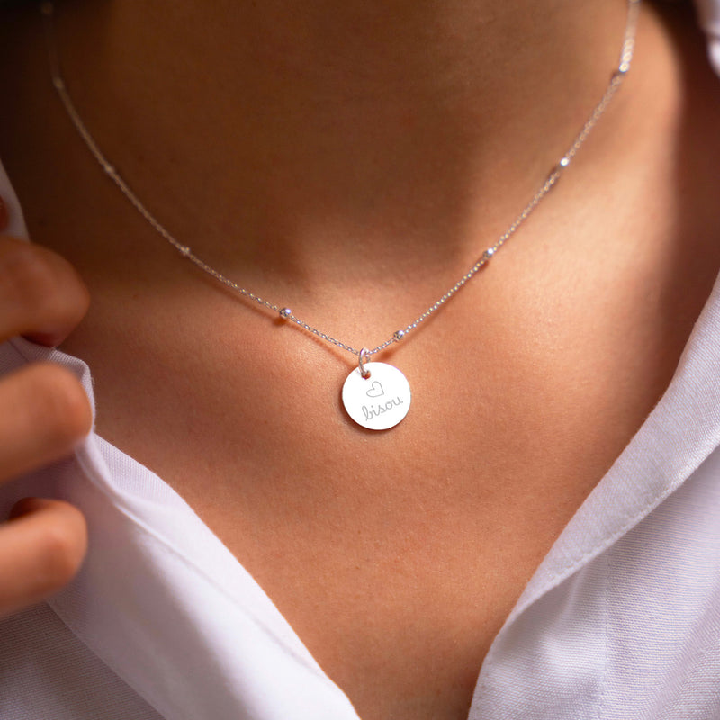 Pendentif argenté personnalisé, médaille de 15mm, gravée selon vos souhaits.