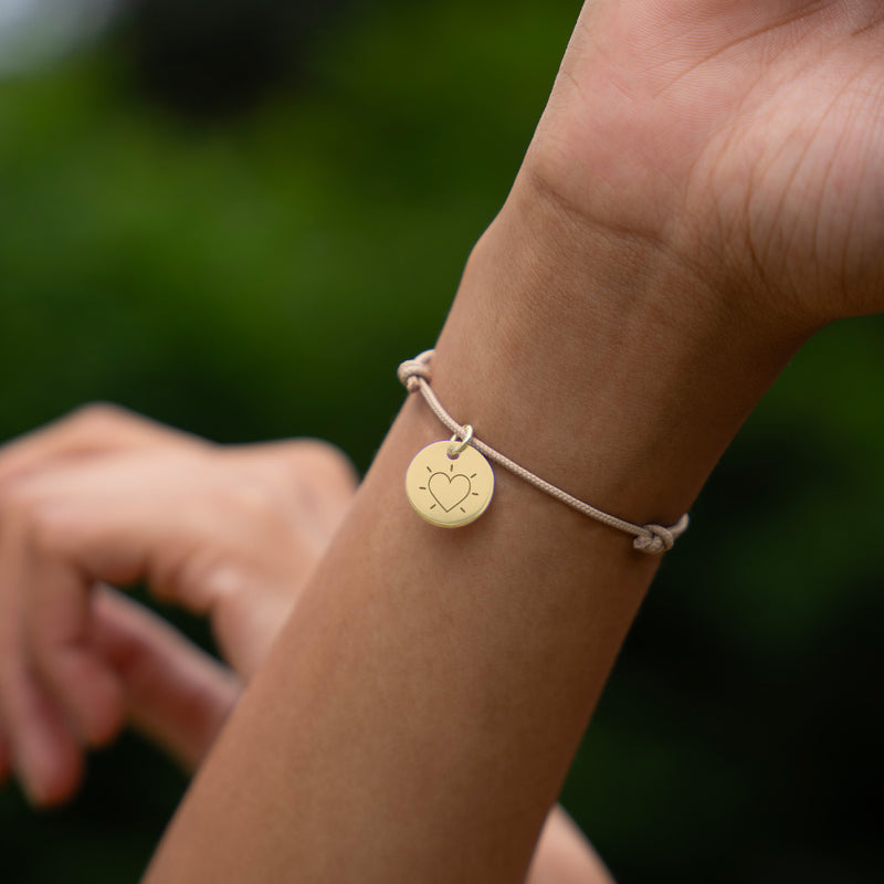 Affirmez votre élégance avec ce Bracelet Personnalisé Médaille 15mm Plaqué Or sur Cordon Beige.