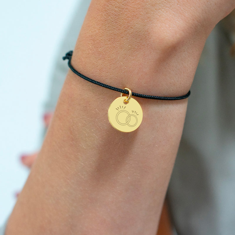 Bracelet plaqué or, médaille de 15mm, cordon noir, l'accessoire parfait pour votre style.