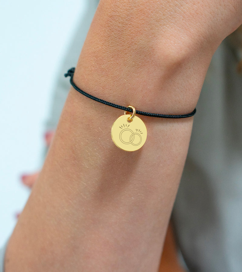 Bracelet plaqué or, médaille de 15mm, cordon noir, l'accessoire parfait pour votre style.