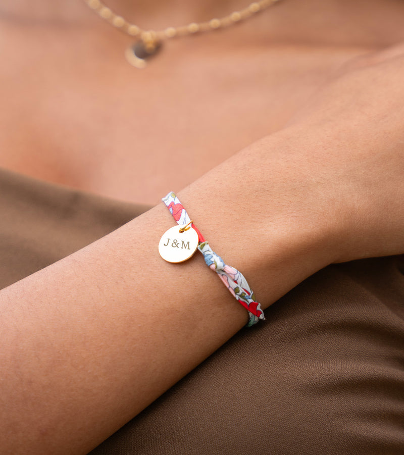 Élégant bracelet personnalisé, plaqué or avec une médaille de 15mm, orné d'un ravissant lien Liberty Hortensia.