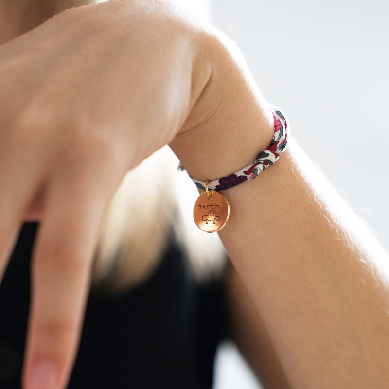 Exprimez votre style unique avec ce superbe Bracelet Personnalisé Médaille 15mm Plaqué Or, rehaussé d'une charmante médaille. Le lien Liberty Jacinthe apporte une touche de dynamisme.