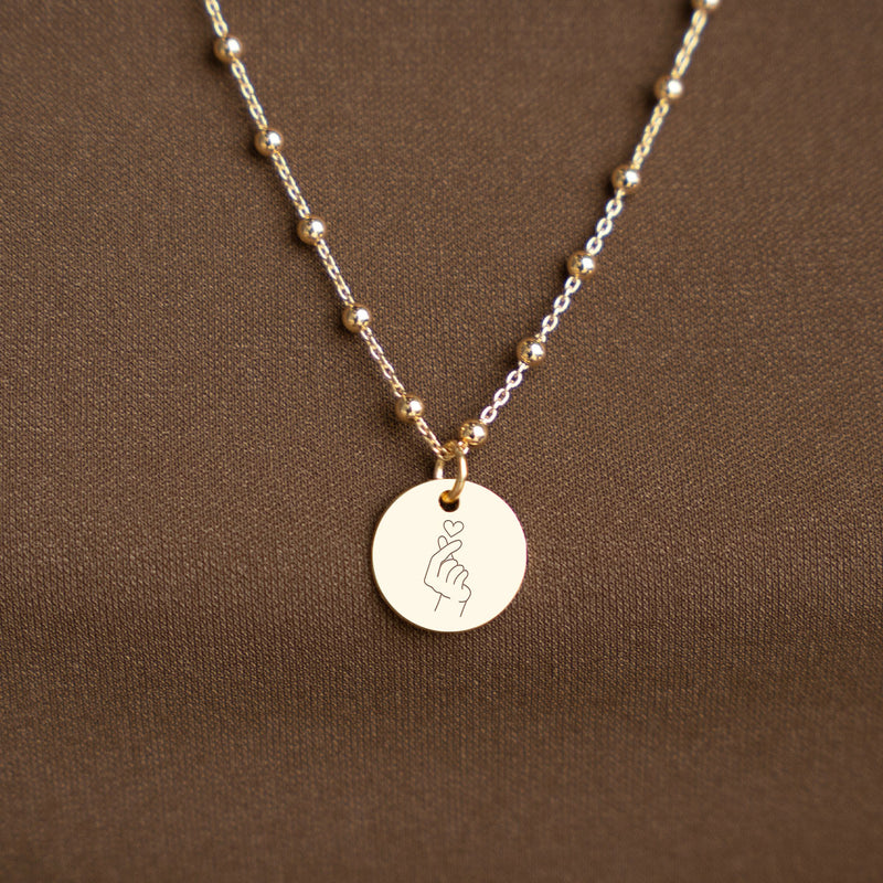 Accessoire raffiné pour chien, une médaille plaquée or pour montrer votre affection.