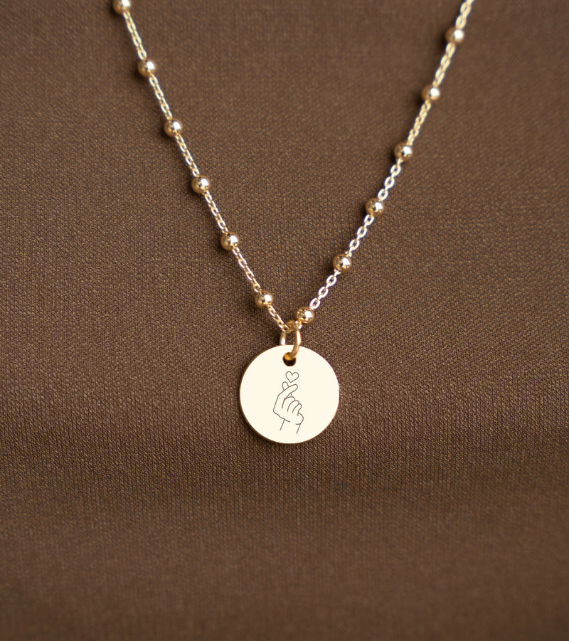 Accessoire raffiné pour chien, une médaille plaquée or pour montrer votre affection.