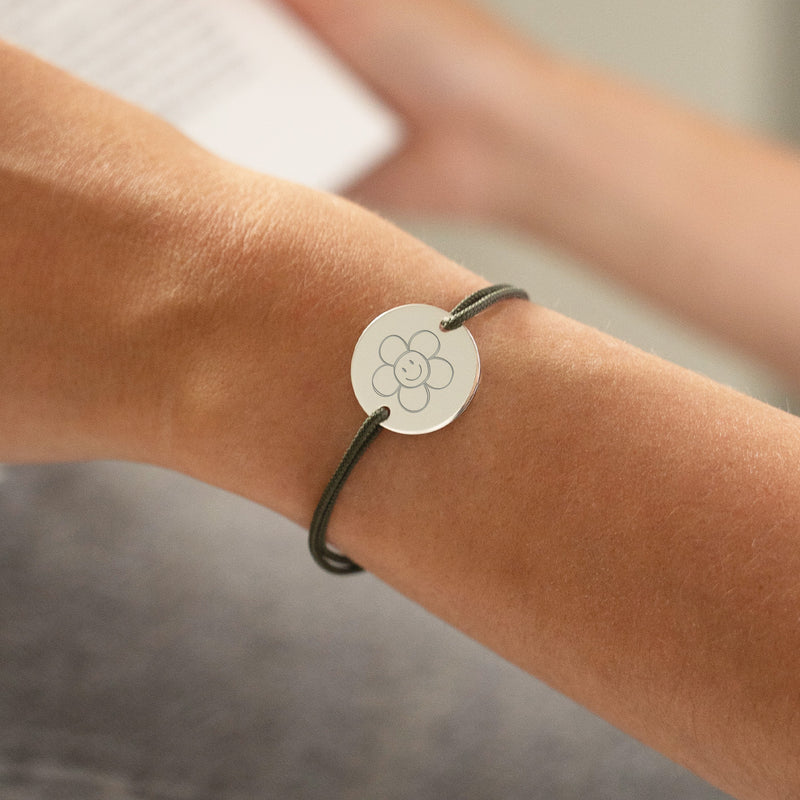 bracelet médaille 20mm, deux trous argent, sur cordon kaki, pour une touche de style.