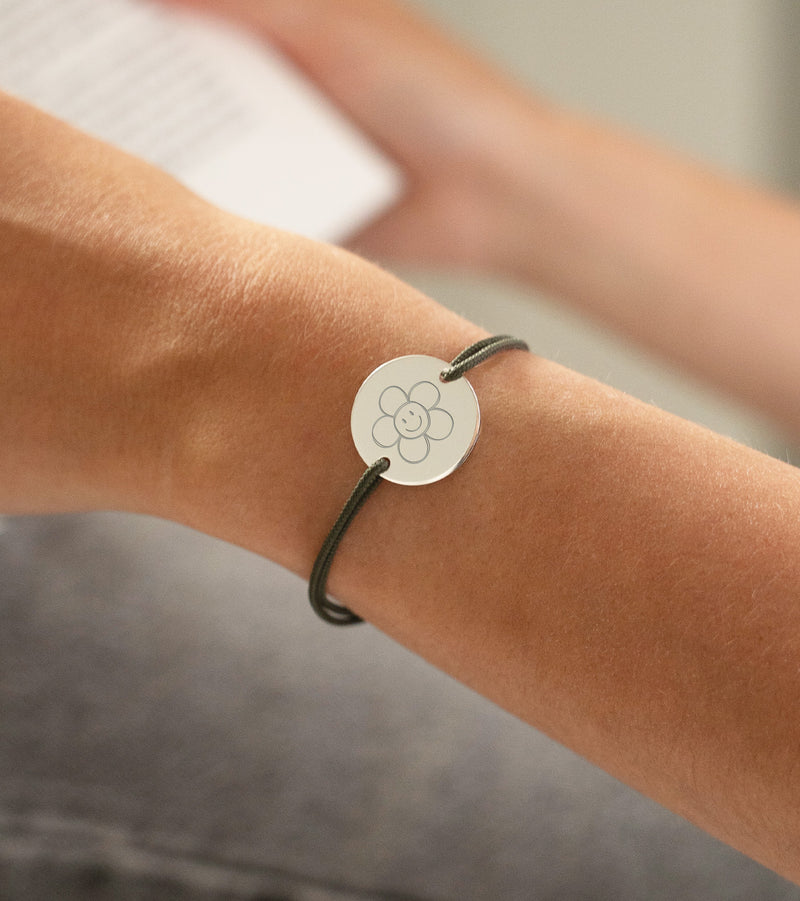 bracelet médaille 20mm, deux trous argent, sur cordon kaki, pour une touche de style.