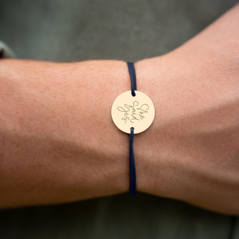 Personnalisez votre bracelet avec une médaille de 20mm, deux trous plaqués or, et un cordon bleu marine.