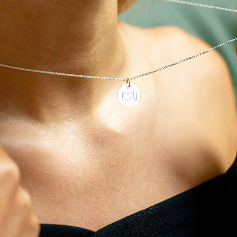 Médaille argentée 15mm, personnalisée avec votre nom ou une date importante.