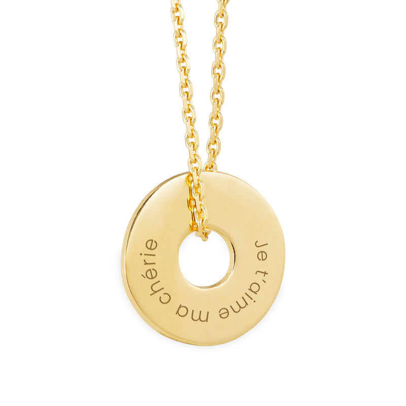 Ce pendentif en plaqué or de 15mm, façonné en forme de cible, se distingue par sa personnalisation.