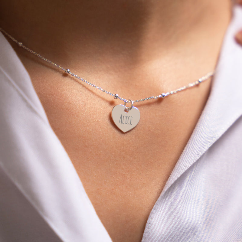 Pendentif argenté de forme coeur, personnalisable pour un cadeau unique.