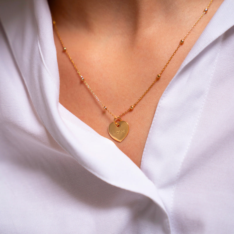 Un pendentif en forme de cœur, mesurant 15 mm, recouvert d'un plaqué or.