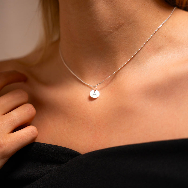 Accessoire de mode personnalisé en argent, pour une touche de personnalité.