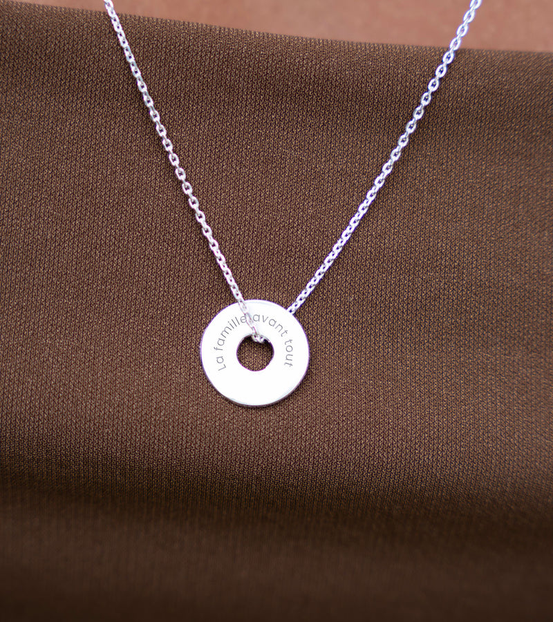 Avec un pendentif en forme de cible, personnalisé de 15mm en argent, affichez votre style.