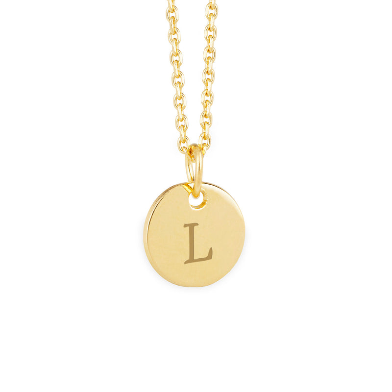 Cette médaille plaquée or 10mm est un accessoire subtil mais saisissant, idéal pour ajouter une touche de sophistication à votre tenue.