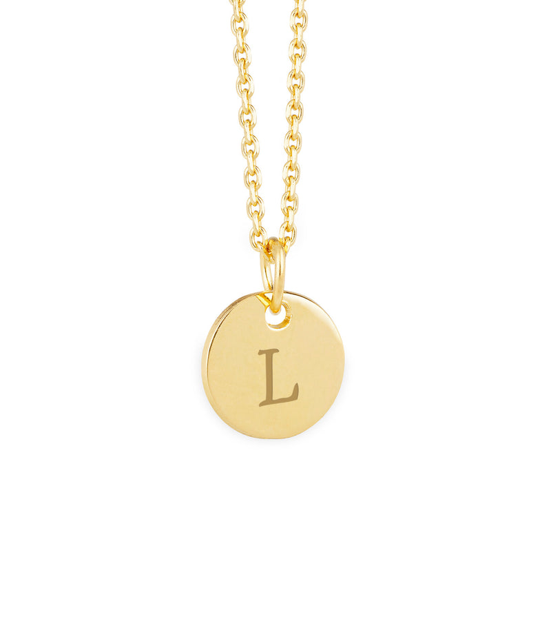 Cette médaille plaquée or 10mm est un accessoire subtil mais saisissant, idéal pour ajouter une touche de sophistication à votre tenue.