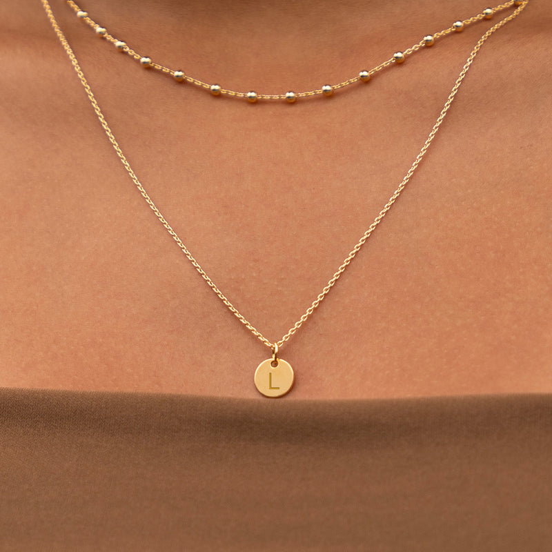 Cette médaille plaquée or brille avec élégance, accrochant la lumière et attirant tous les regards.