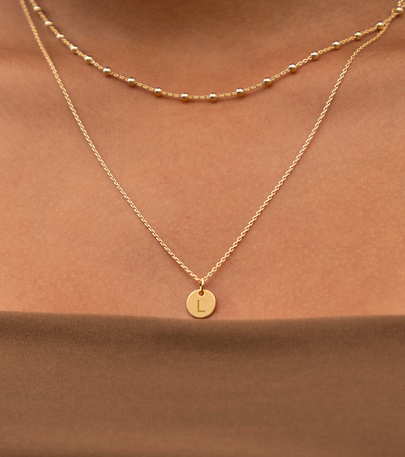Cette médaille plaquée or brille avec élégance, accrochant la lumière et attirant tous les regards.