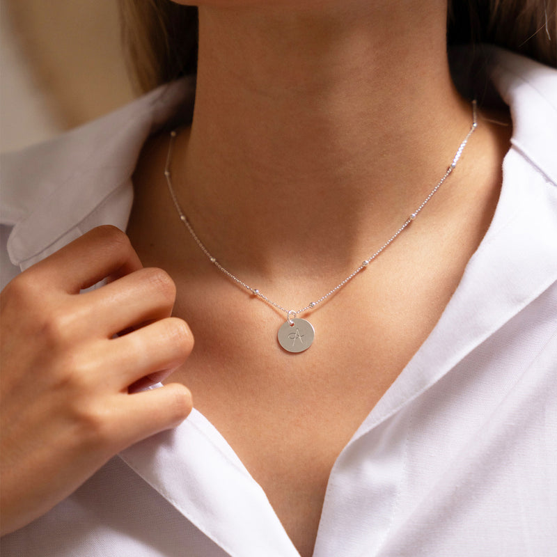 Médaille argentée 15mm, gravée avec vos initiales ou un message spécial.