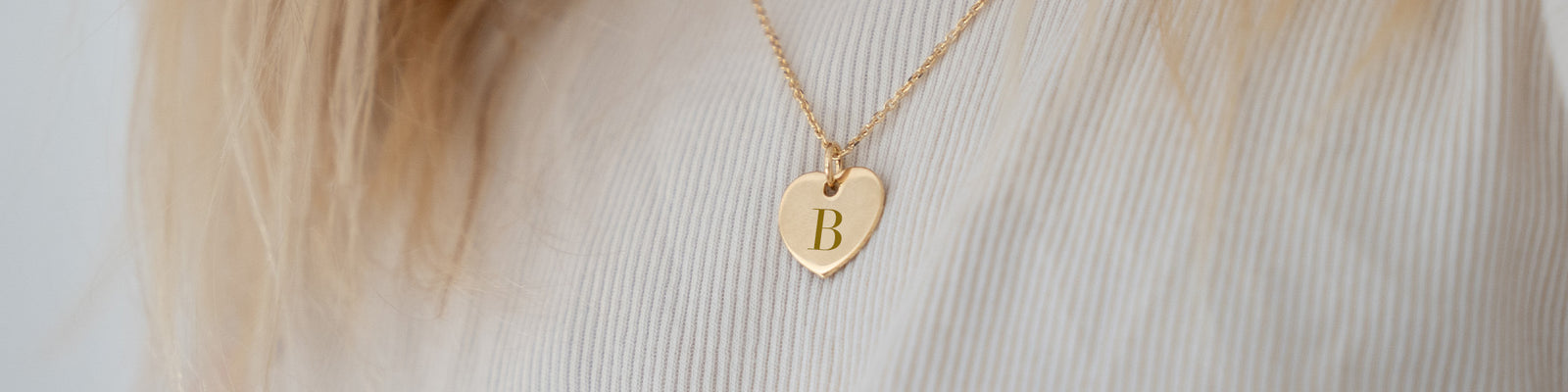 Pendentif plaque or avec initiale B en personnalisation