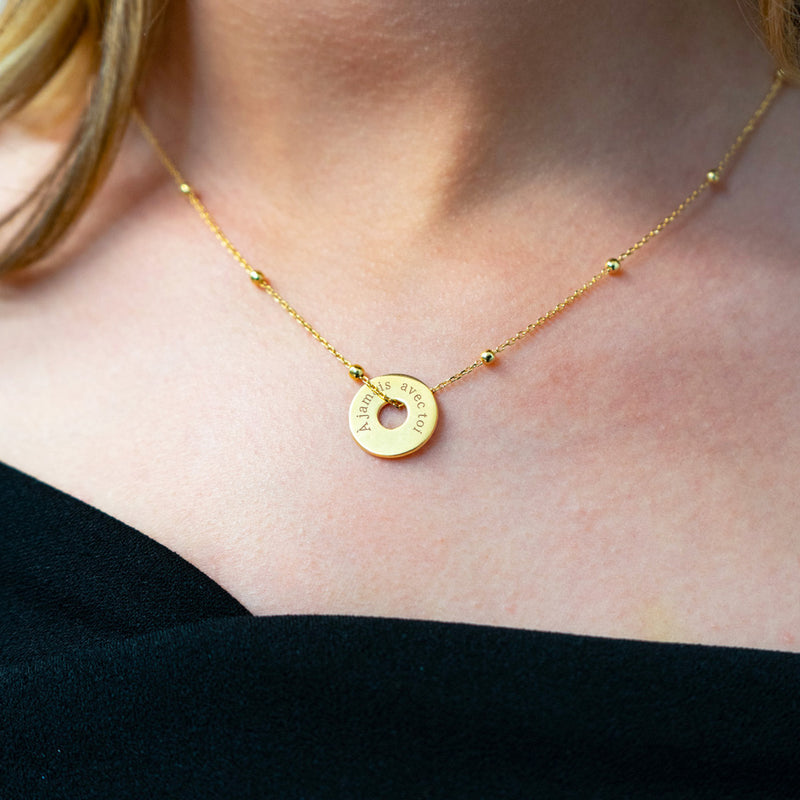 en forme de cible, ce pendentif personnalisé de 15mm en plaqué or attire tous les regards.