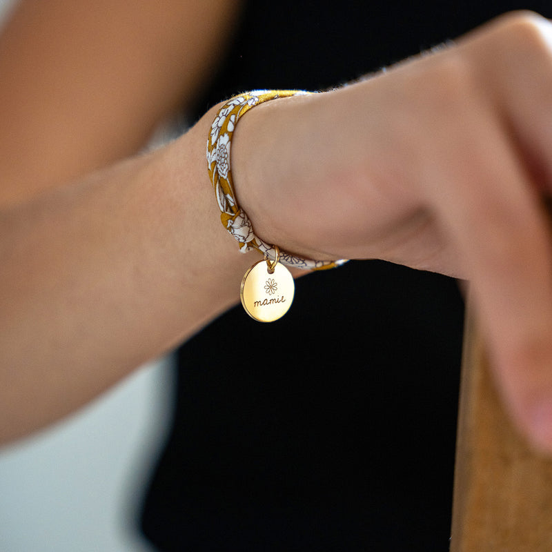 Bracelet en plaqué or avec médaille de 15mm personnalisée sur lien Liberty Clivia.