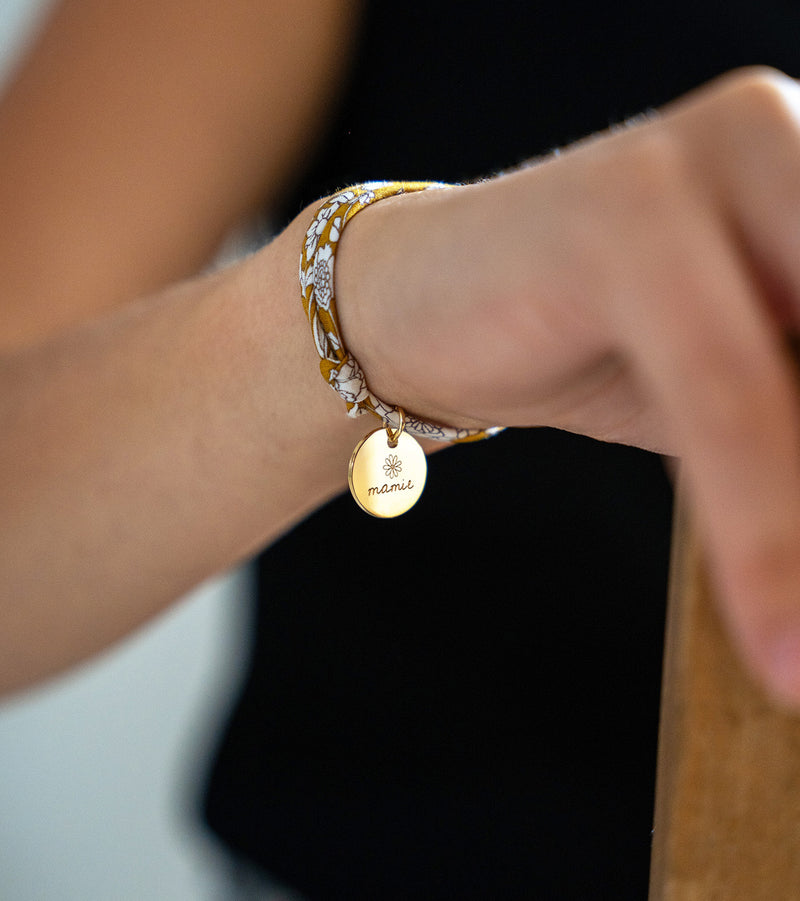 Bracelet en plaqué or avec médaille de 15mm personnalisée sur lien Liberty Clivia.