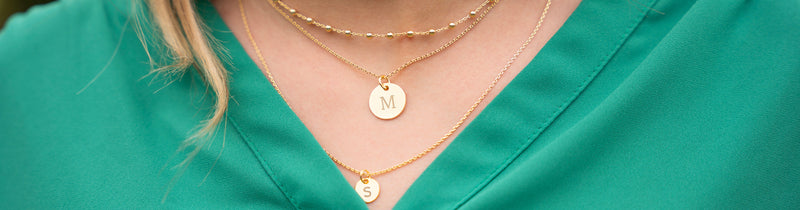 Du ras de cou au sautoir : adaptez votre collier à chaque style