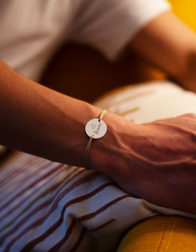 Optez pour l'originalité avec ce bracelet médaille 20mm personnalisé, cordon beige, et deux trous en argent.