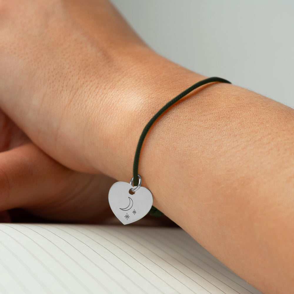 Bracelet argenté avec un cœur de 15mm et un cordon de couleur kaki.