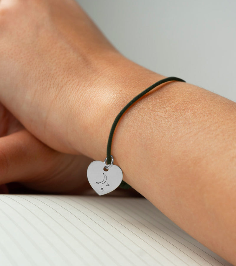 Bracelet argenté avec un cœur de 15mm et un cordon de couleur kaki.
