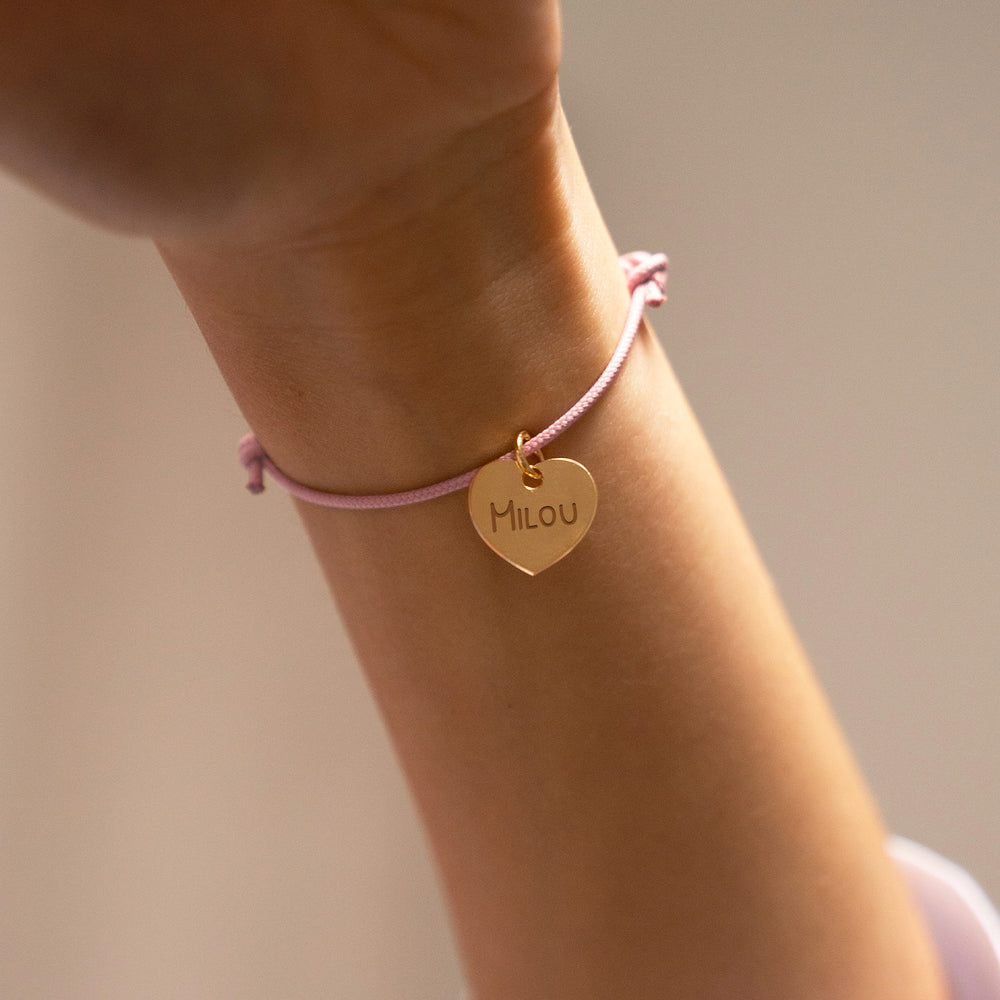 Bracelet coeur en plaqué or, rose délicat avec personnalisation 15mm et cordon élégant.