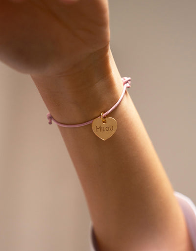 Bracelet coeur en plaqué or, rose délicat avec personnalisation 15mm et cordon élégant.
