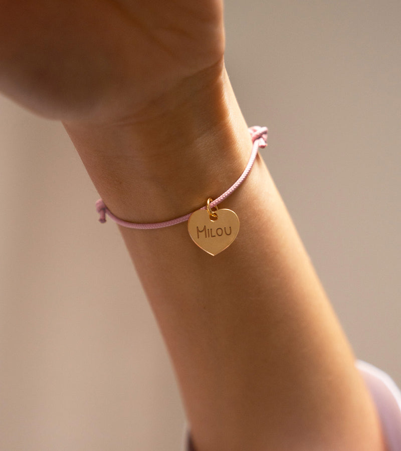 Bracelet coeur en plaqué or, rose délicat avec personnalisation 15mm et cordon élégant.