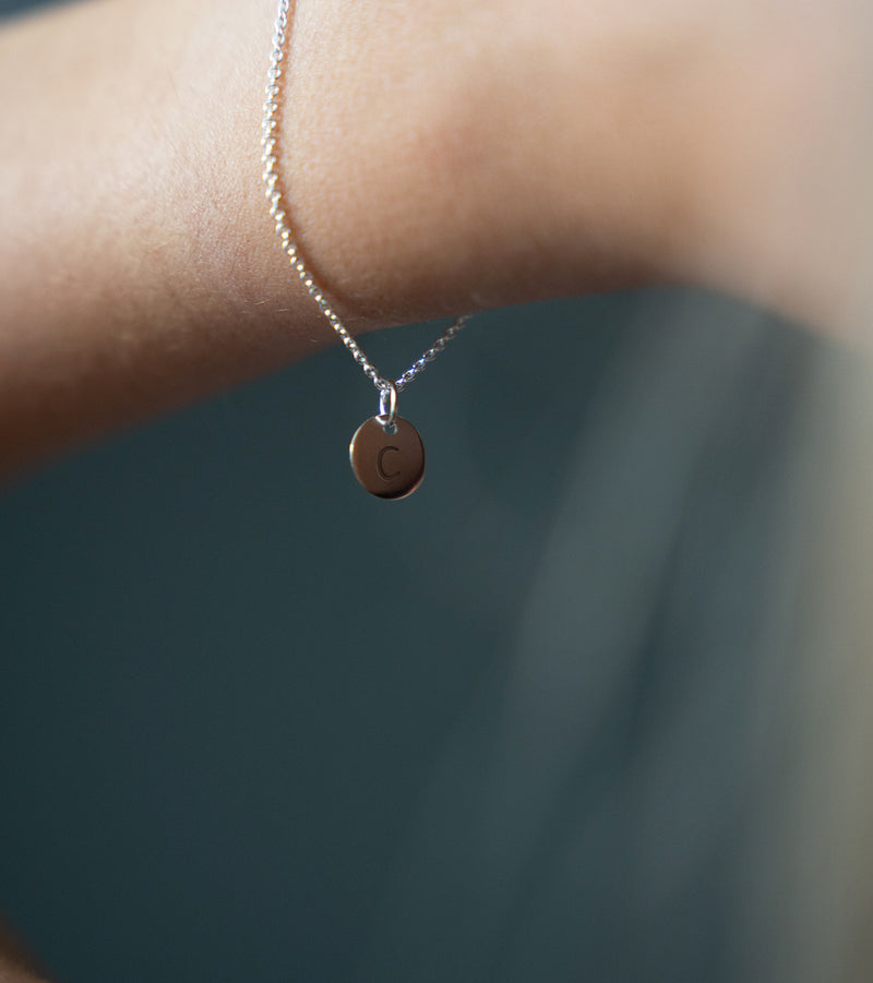 chaîne maille argentée avec médaille 10mm. Accessoire de mode raffiné
