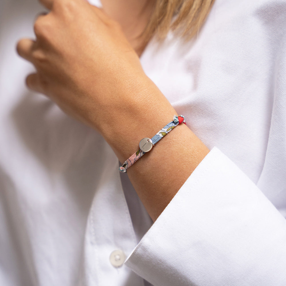 Bracelet argenté orné d'une médaille de 10mm et d'un lien Liberty Hortensia.