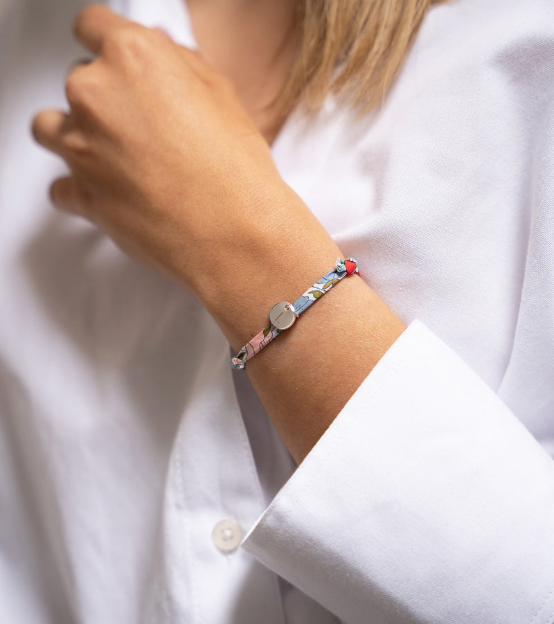 Bracelet argenté orné d'une médaille de 10mm et d'un lien Liberty Hortensia.