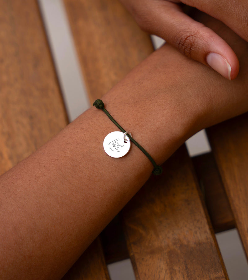 Bracelet argenté avec une médaille de 15mm et un cordon de couleur kaki.