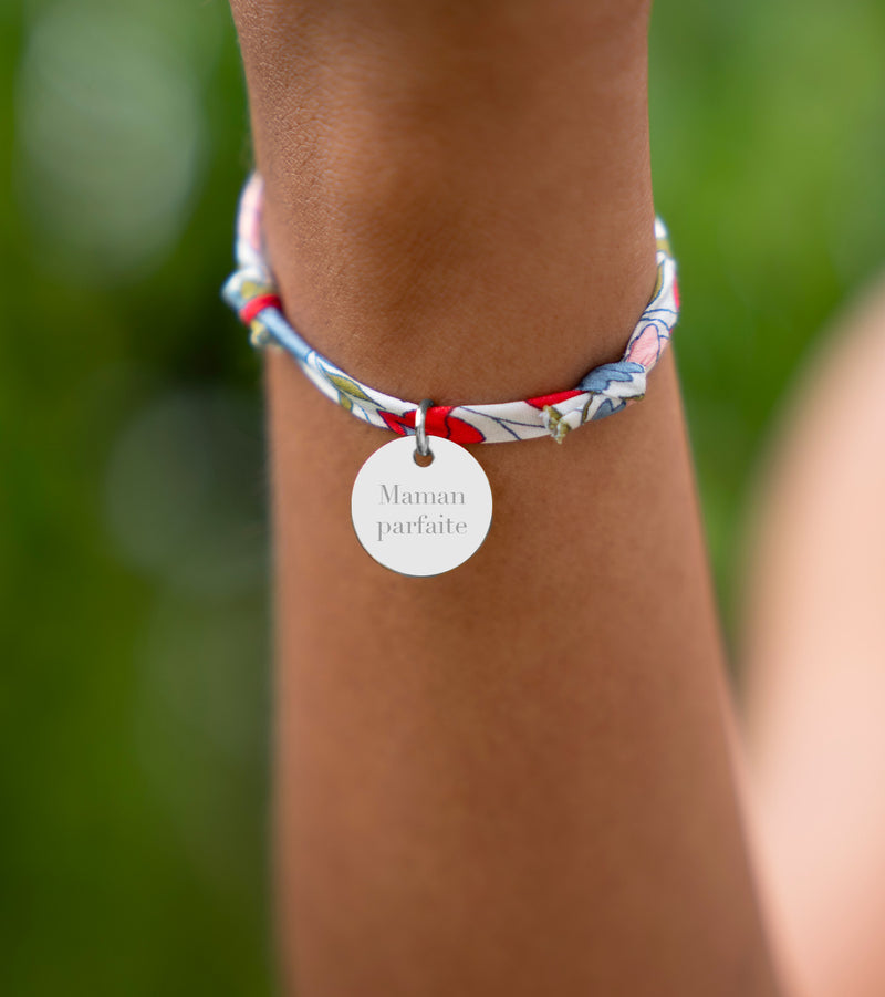 Bracelet personnalisé en argent orné d'une médaille de 15mm, attaché avec un lien Liberty Hortensia.