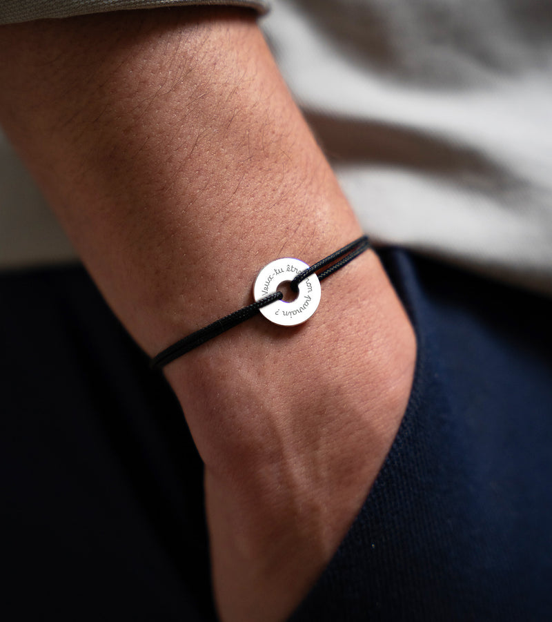 "Un bracelet en forme de cible, personnalisé de 15mm en argent, avec un cordon noir. "