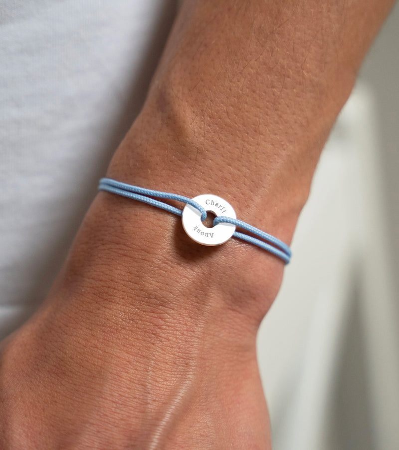 Le cordon bleu pastel met en valeur ce bracelet en forme de cible, personnalisé de 15mm en argent.
