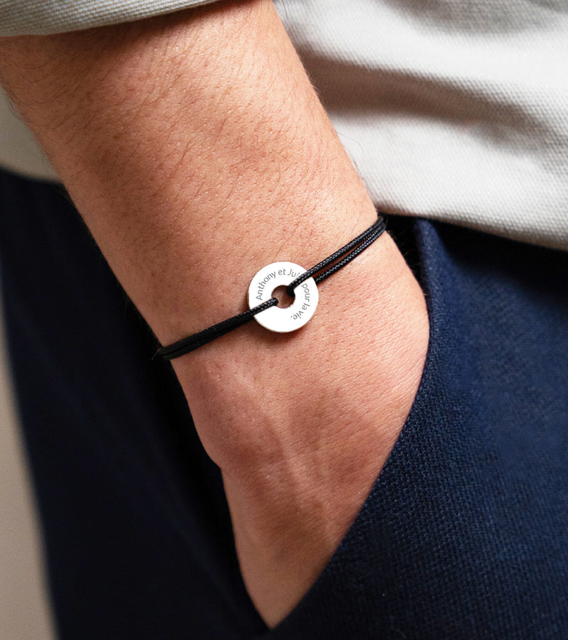 un bracelet en forme de cible, personnalisé de 15mm en argent, orné d'un cordon noir.